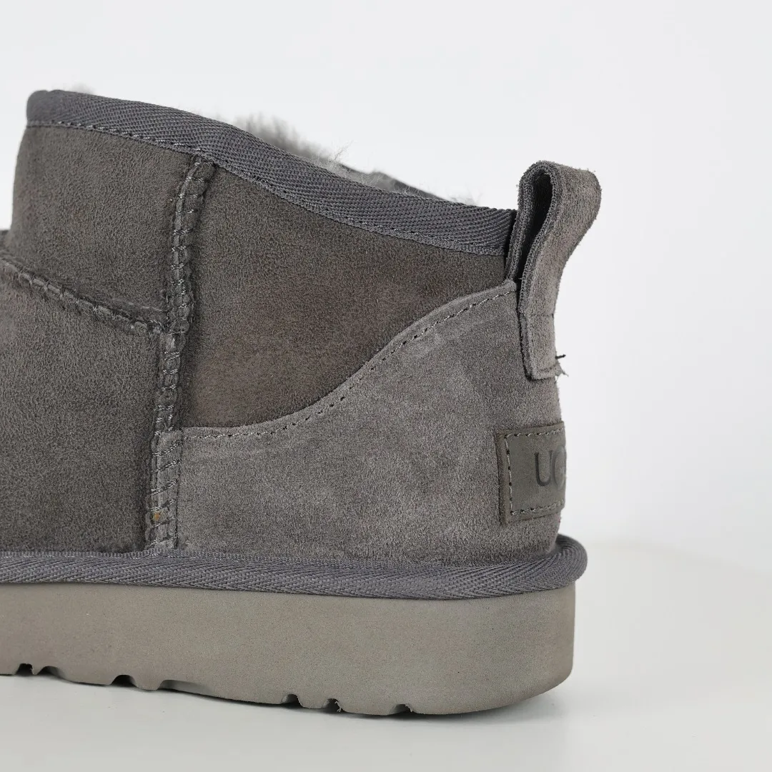 Pick up locally 💰520 Core recommendation Good price It is a very suitable choice for keeping warm in winter and at home. In the new year, uug launched a series of styles, which are partial to the preferences of young consumers and have also moved to the forefront of fashion trends. Shoe body material Water-repellent coated suede upper 17mm UGGPURE™ implantable wool insole Lightweight non-slip comfortable rubber outsole With brand LOGO trademark Comes with a full set of packaging Size: 35 36 37 38 39 40 41 42 43 44